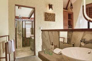 Badezimmer im Drift Thelu Veliga Retreat mit Dusche, Waschbecken und Handtüchern.