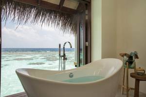Badezimmer mit Meerblick im Drift Thelu Veliga Retreat Hotel