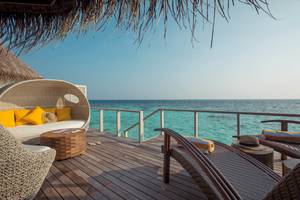Balkon des Drift Thelu Veliga Retreat mit Blick auf das Meer.