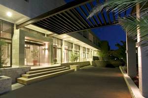 Der Eingang des D'Andrea Mare Beach Hotels ist nachts beleuchtet, mit Stufen und Pflanzen im Vordergrund.