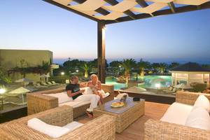 Paar auf der Terrasse des D'Andrea Mare Beach Hotels mit Blick auf den Pool