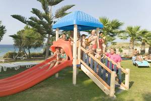 Kinderspielplatz im D'Andrea Mare Beach Hotel mit Kindern und Meer im Hintergrund