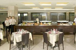 Buffetbereich im D'Andrea Mare Beach Hotel mit Angestellten und Gästen.