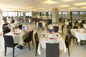 Restaurant im D'Andrea Mare Beach Hotel mit gedeckten Tischen und Stühlen.