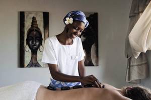 Massage im Karafuu Beach Resort & Spa mit einer lächelnden Masseurin