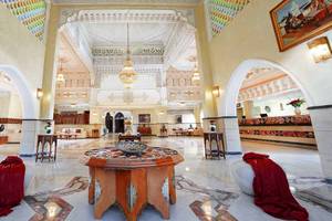 Lobby des Pickalbatros Alf Leila Wa Leila Resorts mit Holztisch, Kronleuchtern und Sitzbereichen