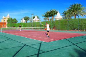 Tennisplatz im Pickalbatros Alf Leila Wa Leila Resort mit zwei Spielern und einer umzäunten Anlage.