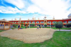 Pickalbatros Alf Leila Wa Leila Resort Volleyballplatz mit Spielern und Gebäude im Hintergrund.