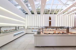 Buffetbereich im Dimitra Beach Hotel & Suites mit Marmorboden und Glasdach