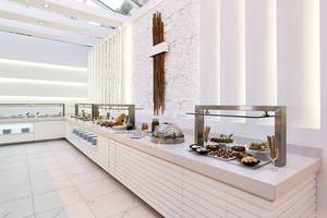 Buffetbereich im Dimitra Beach Hotel & Suites mit verschiedenen Speisen und Getränken.