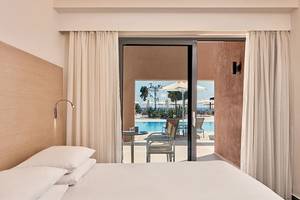 Hotelzimmer mit Aussicht auf den Pool im Atlantica Mikri Poli Kos