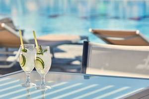 Zwei Gläser mit Getränken auf einem Tisch am Pool des Atlantica Mikri Poli Kos Hotels