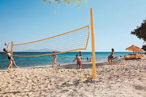 Beachvolleyballspiel am Strand des Atlantica Mikri Poli Kos Hotels
