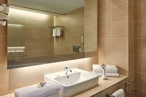 Badezimmer im Atlantica Mikri Poli Kos Hotel mit Waschbecken und Spiegel.