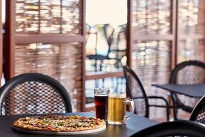Pizza und Getränke auf einem Tisch im Restaurant des Atlantica Mikri Poli Kos.