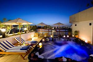 Nachtansicht des beleuchteten Whirlpools auf der Dachterrasse des Seaside Sandy Beach Hotels