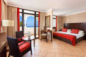 Ein elegantes Hotelzimmer im Seaside Sandy Beach Hotel mit Blick auf das Meer und einer modernen Einrichtung.