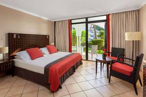 Doppelzimmer im Seaside Sandy Beach Hotel mit zwei Betten, Balkon und Sitzbereich.