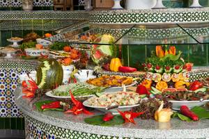 Buffet im Seaside Sandy Beach Hotel mit verschiedenen Gerichten und Salaten.