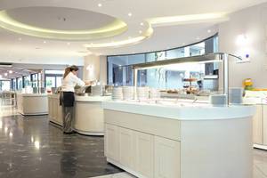 Frühstücksbuffet im Pearle Beach Resort & Spa mit einer Frau am Buffet.