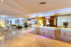 Empfangsbereich des Sol Tenerife Hotels mit Rezeptionstresen, Sitzbereich und Dekor