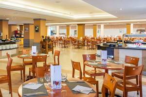 Innenansicht des Restaurants im Sol Tenerife Hotel mit runden Tischen und Stühlen.