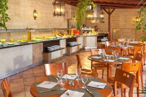 Buffetbereich des Sol Tenerife Hotels mit verschiedenen Speisen und gedeckten Tischen.