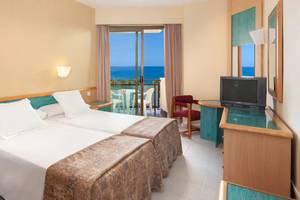 Doppelzimmer im Sol Tenerife Hotel mit Meerblick, zwei Betten, Balkon und Fernseher.