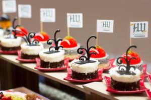 Desserts im Washington Resort Hotel & SPA mit kleinen Hinweisschildern.