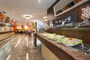 Buffetbereich im Zora Hotel mit verschiedenen Gerichten auf Marmortheke.