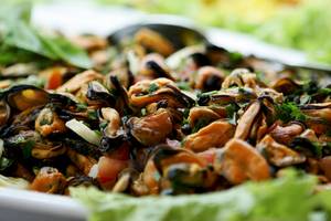 Muschelsalat auf Blattsalat im Zora Hotel.