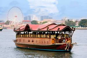 Bootstour vor dem Anantara Riverside Bangkok Resort mit Blick auf eine Stadt und ein Riesenrad
