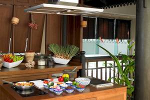 Küchenbereich im Anantara Riverside Bangkok Resort mit Zutaten und Kochutensilien.