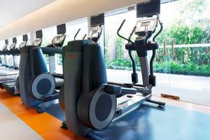 Fitnessgeräte im Fitnesscenter des Anantara Riverside Bangkok Resort