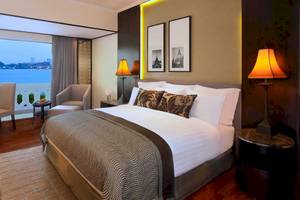 Zimmer im Anantara Riverside Bangkok Resort mit Blick auf den Fluss