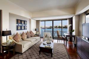 Innenansicht eines Zimmers im Anantara Riverside Bangkok Resort mit Blick auf den Fluss.