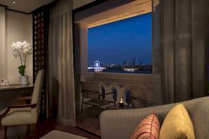Ansicht eines Zimmers im Anantara Riverside Bangkok Resort mit Blick auf die Stadt.