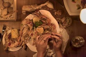 Essen auf einem Tisch im Fushifaru Maldives Hotel mit Garnelen, Mais und Zitrone