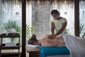 Frau erhält Massage im Fushifaru Maldives Hotel