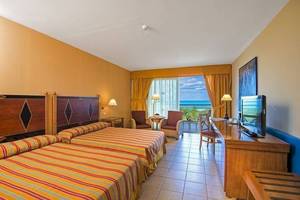 Doppelzimmer im Blau Varadero Hotel mit zwei Betten, Blick auf den Ozean und modernen Annehmlichkeiten.