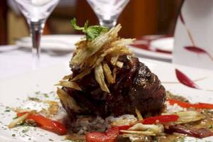 Gericht mit Fleisch, Reis und Gemüse auf einem Teller im Blau Varadero Hotel.