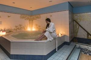 Frau in einem japanischen Badefass im Blau Varadero Hotel