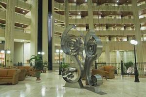 Innenansicht der Lobby des Blau Varadero Hotels mit einer großen Skulptur und vielen Sofas.