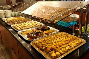 Buffet im Atlantica Marmari Beach Hotel mit verschiedenen Desserts und Früchten.