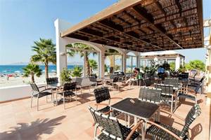 Außenterrasse des Atlantica Marmari Beach Hotels mit Blick auf den Strand