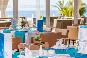 Restauranttisch im Atlas Amadil Beach Hotel mit Blick auf das Meer