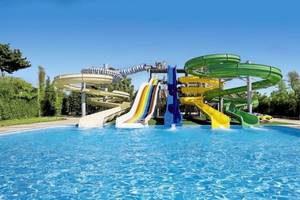 Wasserrutschen im Atlas Amadil Beach Hotel mit blauem, gelbem und regenbogenfarbenem Design.