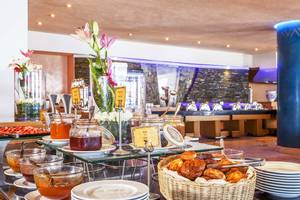 Frühstücksbuffet im Atlas Amadil Beach Hotel mit verschiedenen Broten, Aufschnitt und Marmeladen.