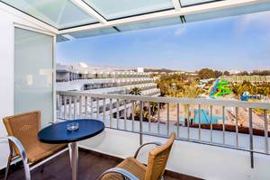 Blick vom Balkon des Atlas Amadil Beach Hotels auf die Poollandschaft und Rutschen