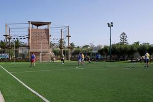 Gruppe von Sportlern spielt auf einem Fußballfeld im Atlantica Holiday Village Kos.